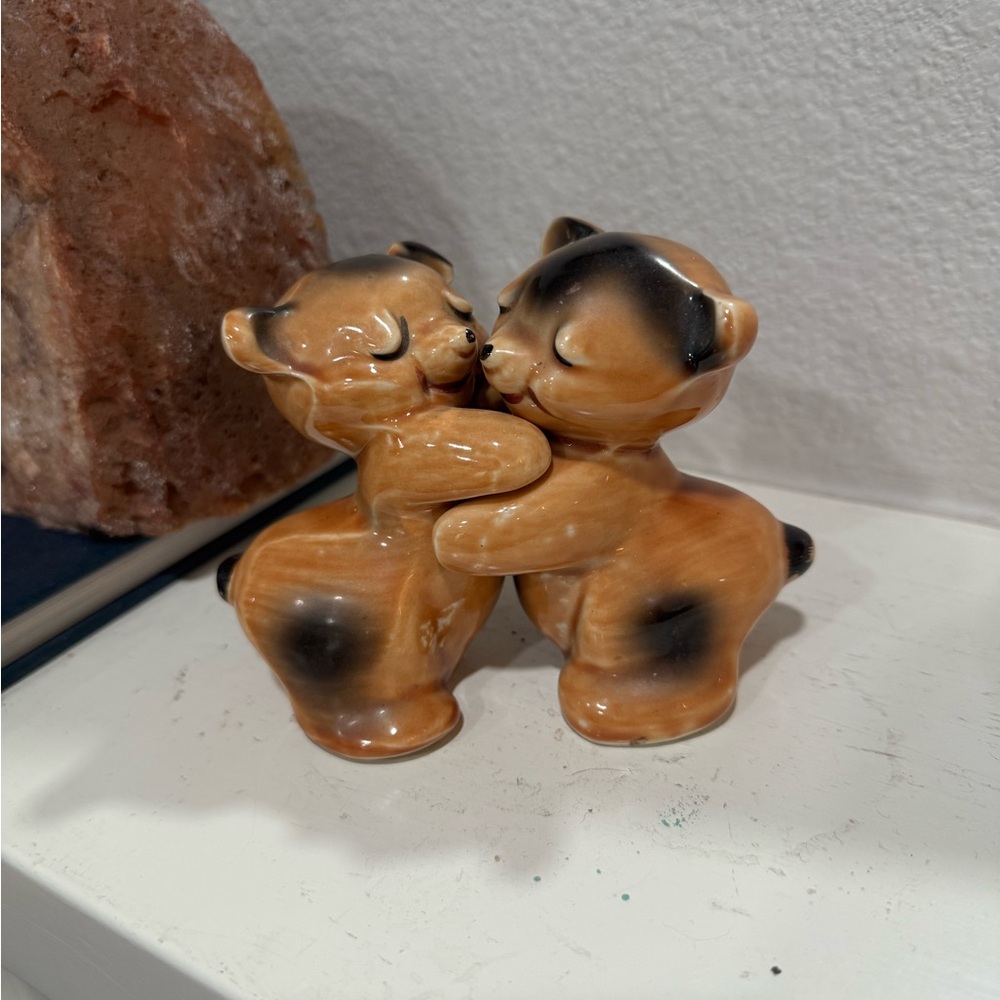 Vintage Van Tellingen brown bear‎ hug salt and pepper shakers Ceramic Bear